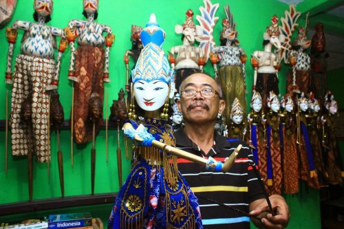 1. Wayang Golek, 2. Wayang Bambu, 3. Lesung Keramik, 4. Batik Tulis, 5. Ecodoe, 6. Tas, 7. Kujang, 8. Lukisan Kaca, 9. Miniatur Menara Kujang, 10. Kaus Unchal, Top 10+ Referensi Cinderamata Khas Kota Hujan Bogor Ini Memiliki Keaneka Ragaman Oleh-oleh Yang Unik
