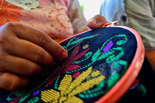 1. Kain Karawo, 2. Kopiah Keranjang/Songkok Gorontalo, 3. Pernak-pernik khas gorontalo, 4. Batik Krawang, 5. Miniatur Patung dari kain goni, 6. Miniatur Landmark, 7. Replika Alat Musik Tradisional, 8. Miniatur Rumah Adat, 9. Kaos Gorontalo, 10. Replika Senjata Tradisional, Top 10+ Daftar Pilihan Souvenir Khas di Daerah Gorontalo Yang Paling Unik, Murah dan Menarik