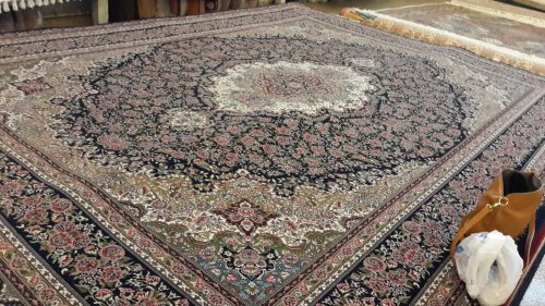 1. Karpet Persia, 2. Arabic Attars, 3. Pashmina, 4. Gold Jewelry, 5. Teko Dallah, 6. Patung Unta, 7. Aksesoris Magnet Kulkas dan Gantungan Kunci, 8. Boneka Unta, 9. Kaos Dubai, 10. Peci, Top 10+ Referensi Cinderamata Yang Terkenal Sangat Mewah dan Indah Ini Berada di Negara Dubai