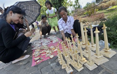 1. Miniatur Monas, 2. Magnet Kulkas Abang None Jakarta, 3. Snowglobe Jakarta, 4. Celana Betawi, 5. Gantungan Kunci Ondel-ondel, 6. Patung Ondel-ondel Mini, 7. Topeng Ondel-ondel, 8. Kebaya Betawi, 9. Post Card Tema Jakarta, 10. Miniatur Bajaj, 11. Miniatur Pedagang Kerak Telor, 12. Batik Betawi, 13. Tumblr Bottle, 14. Barang Kuno dan Antik, 15. Tas, Baju, Sepatu Grosiran, Top 15+ Rekomendasi Souvenir Khas di Daerah Jakarta Yang Antimainstream, Wajib Untuk Oleh-oleh Liburanmu!