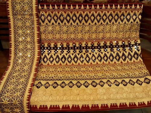 1. Kain Tapis, 2. Frame Foto Danbo (FOBO), 3. Patung Gajah Lampung, 4. Gantungan Kunci Siger, 5. Sulam Usus, 6. Kerajinan Kebung, 7. Kaos Khas Lampung, 8. Ukiran Rumah Adat, 9. Miniatur Landmark, 10. Keranjang dan Irik, Top 15+ Rekomendasi Cinderamata Khas Daerah Lampung Yang Paling Unik dan Murah Ini Sangat Diminati Wisatawan
