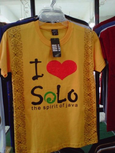 1. Kaos Khas, 2. Batik Solo, 3. Barang Antik, 4. Dompet Batik, 5. Wayang Kulit, 6. Keris, 7. Blangkon Serengan, 8. Miniatur Patung Dan Candi, 9. Kain Lurik Khas Solo, 10. Tas Lurik, Top 10+ Rekomendasi Souvenir Khas di Daerah Solo Yang Unik Ini Membuat Wisatawan Betah Untuk Berbelanja