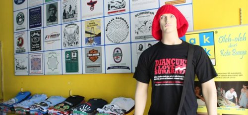 1. Kaos CakCuk, 2. Kaos JulaJuli, 3. Batik, 4. Kerajinan Kulit, 5. Gelas Tempurung, 6. Oleh-oleh khas Arab, 7. Ukiran Tugu Pahlawan, 8. Miniatur Patung Buaya, 9. Kerajinan Hewan Laut, 10. Kerajinan Anyaman Bambu, 11. Kerajinan Eceng Gondok, 12. Kerajinan Batu Marmer, 13. Kerajinan Kaca Pyrex, 14. Miniatur Rumah Adat Jawa Timur, 15. Kerajinan Daun Kering, Top 15+ Daftar Pilihan Souvenir Khas di Daerah Surabaya Yang Unik, Murah dan Menarik