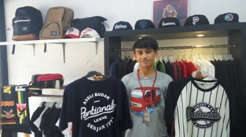 1. Lawar Clothing Khas Pontianak, 2. Seija Footwear, 3. Soeltan Tenun, 4. Batu Kecubung, 5. Tas Manik, 6. Baju Adat, 7. Hiasan Mobil, 8. Hiasan Burung, 9. Miniatur Tugu Khatulistiwa, 10. Mandau, Top 15+ Daftar Pilihan Cinderamata Khas Daerah Pontianak Ini Cocok Untuk Dijadikan Oleh-oleh Saat Liburan