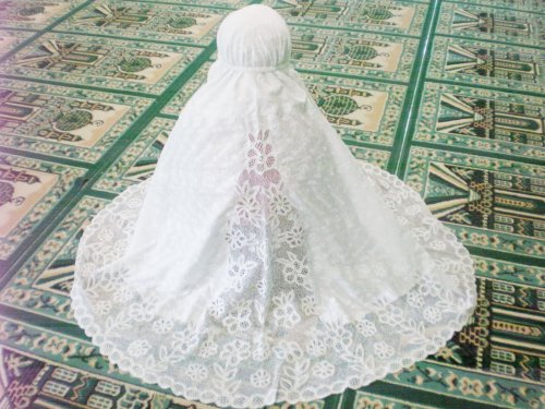 1. Mukena Kerancang, 2. Kain Songket, 3. Saluang, 4. Kerajinan Ukiran Kayu, 5. Kerajinan Ukiran Perak, 6. Serunai, 7. Pernak-Pernik Nuansa Minang, 8. Kain Sulam Karancang, 9. Pakaian Tradisional, 10. Pakaian Muslim, Top 10+ Daftar Pilihan Cinderamata Yang Unik Ini Wajib Dibeli Jika Berkunjung Ke Daerah Padang!