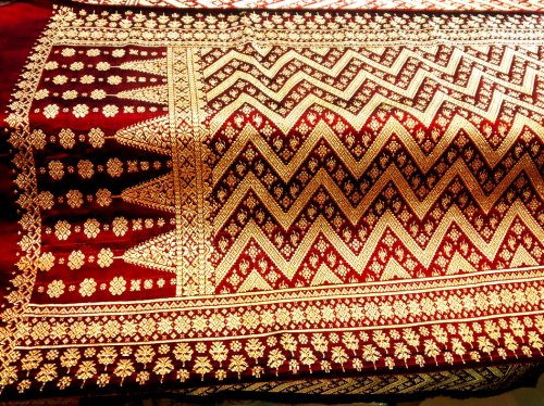 1. Kain Palembang, 2. Kaos Khas , 3. Sajadah Lihab, 4. Miniatur Jembatan Ampera, 5. Kain Songket, 6. Ukiran Khas, 7. Kain Jumputan, 8. Lakuer, 9. Kain Blongsong, 10. Batik, 11. Kain Tajung, 12. Tas Cindo, 13. Miniatur Rumah Adat Limas, 14. Miniatur Menara Pulau Kemaro, 15. Gantungan Kunci Alat Musik Tradisional, Top 15+ Referensi Souvenir Khas di Daerah Palembang Yang Unik Ini Wajib Kalian Masukkan Daftar Belanjaan!