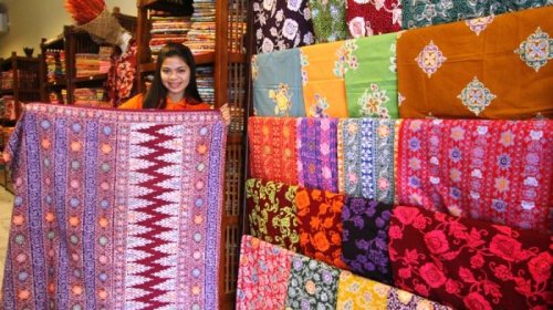 1. Batik, 2. Kaos Khas, 3. Pernak-pernik Khas (Gantungan Kunci), 4. Replika Perahu Lancang Kuning, 5. Vas Bunga Etnik Riau, 6. Tenun Songket Melayu, 7. Miniatur Sampan Kampo, 8. Miniatur Landmark, 9. Miniatur Rumah Adat, 10. Kerajinan Rotan, Top 10+ Rekomendasi Cinderamata Khas Daerah Pekanbaru Yang Unik dan Cantik Ini Wajib Untuk Kalian Miliki