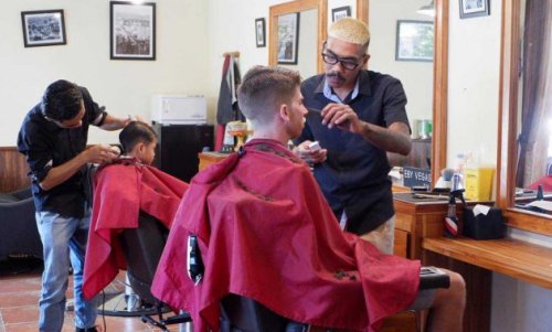 1. Lanang Barber Shop, 2. Kaizen Express, 3. King&rsquo;s Barber Shop, 4. Uncledo Barber Shop, 5. Paxi Barbershop, 6. Gentology Barbershop, 7. Pod&rsquo;s Barbershop, 8. Marcos Chopshop , 9. Brader Barbershop , 10. Big Boyz Barbershop, Top 10+ Barbershop Terbaik di Jakarta Barat Yang Siap Melayani Berbagai Macam Style