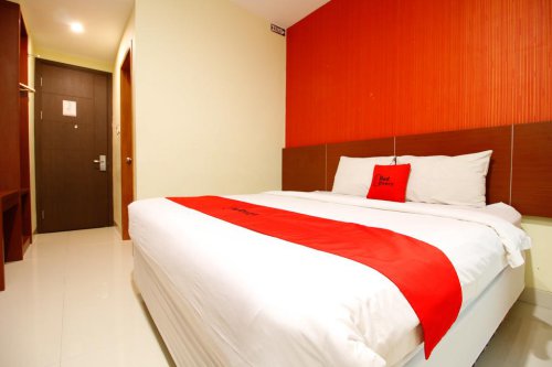 1. Red Doorz Premium Near Nippah Mall, 2. Hotel Tanjung, 3. Airy Eco Karebosi Jampea 2 Makassar, 4. Harmoni Inn Pelabuhan Makassar, 5. Airy Wajo Buru 23 Makassar, 6. New Legend Hotel, 7. Hotel Beril Nur, 8. D&rsquo;Holiday Hotel, 9. Hotel Sanrina Makassar, 10. M Boutique Hotel, 11. Hotel Jolin, 12. Yasmin Hotel Makassar, 13. D&rsquo;Bugis Ocean Hotel, 14. Allson City Hotel, 15. Airy Ujung Pandang Sungai Poso Makassar, Top 15+ Hotel Murah di Makassar, Harga Terjangkau Mulai Rp.140.000