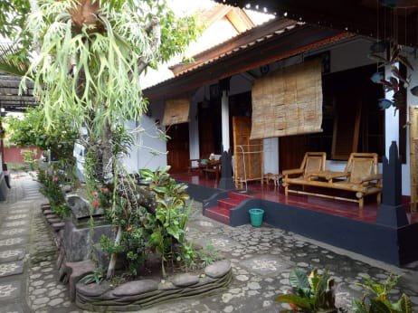 1. Hotel Artha, 2. Rinjani Trails, 3. Geo Homestay, 4. Sari Laut Homestay, 5. Mekarsari Homestay, 6. Mentigi Bay Dome, 7. Pandan Duri Homestay, 8. Nirvana Gili Sudak, 9. Baleku Homestay, 10. Kuta Circle Homestay, Top 10+ Daftar Harga Penginapan Murah di Lombok Yang Cocok Untuk Backpacker Mulai 100 Ribu