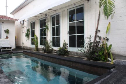 1. Ngurah Hostel, 2. Arjuna Homestay, 3. Nani House 2, 4. Puri Asri Bungalow, 5. In Da Lodge, 6. Ojek&rsquo;s Homestay, 7. Santun Homestay, 8. Pondok Bulan Mas, 9. I Gusti Nyoman Oka, 10. Karma House, Top 10+ Rekomendasi Penginapan Murah di Ubud Dibawah 100 Ribu Bisa Untuk Backpacker