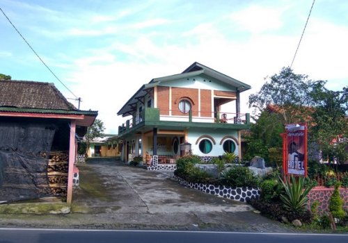 1. Pandu Dewanata, 2. Crown Guest House, 3. Amal Gamasi, 4. D&rsquo;Emmerick Hotel, 5. Pondok keluarga Osamaliki, 6. Wisma Tamu UKSW, 7. Hotel Griya Wijaya, 8. Rawa Pening Pratama, 9. Hotel Vidi 4, 10. Wisma HS, Top 10+ Penginapan Harga Murah di Kopeng Mulai Rp.120.000 Untuk Keluarga Dekat Taman Wisata Treetop