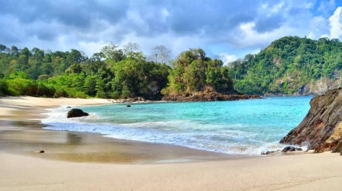 1. Teluk Hijau, 2. Pulau Merah, 3. Plengkung G Land, 4. Sukamade, 5. Watu Dodol, 6. Rajegwesi, 7. Trianggulasi, 8. Boom, 9. Wedi Ireng, 10. Cacalan, Top 10+ Pantai Bagus di Banyuwangi Wajib Dikunjungi, Mana Yang Bisa Untuk Snorkeling dan Camping?