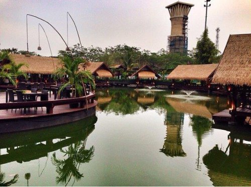 1. Talaga Sampireun, 2. Segarra Ancol, 3. Le Bridge, 4. Marina Kitchen, 5. A&amp;W Ancol, 6. Nyiur Cafe Putri Duyung Hotel, 7. The Pier Bay Kalaha, 8. 33 Degrees Rooftop Lounge &amp; Bar, 9. Oceanic Seabreeze, 10. Colombus Cafe Dermaga, 11. Jimbaran, 12. Teratai Restaurant- Discovery Hotel, 13. Saung Layaran, 14. Taman Santap Rumah Kayu (Tutup Permanen), 15. Seaside Suki Ancol (Tutup Permanen), Top 15+ Rekomendasi Daftar Tempat Makan Enak di Dekat Ancol Yang Bagus dan Adakah Pinggir Pantai?