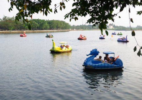 1. Kampung Betawi yang masih Orisinil, 2. Acara Lebaran Rutin di Kampung Betawi, 3. Keindahan Setu Babakan, 4. Berkeliling Danau dengan Perahu Bebek, 5. Naik Perahu Naga Bersama Rombongan, 6. Menikmati Kuliner Khas Betawi, 7. Minuman Betawi yang Melegenda, 8. Menyaksikan Kesenian Khas Betawi, 9. Memancing di Setu Babakan, Top 9+ Aktivitas Seru Yang Dapat Dilakukan di Setu Babakan Jagakarsa
