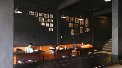 1. Taman Langit Cafe Coffee Shop, 2. Kopi Tiam Oey, 3. Simon &amp; Sons Coffee Bakery, 4. The Clasio Cafe , 5. Koffiekopi, 6. Kofeluv, Cari Tempat Ngopi Enak di Daerah Jambi? Coba Deh 6 Rekomendasi Kedai Kopi Dibawah Ini!