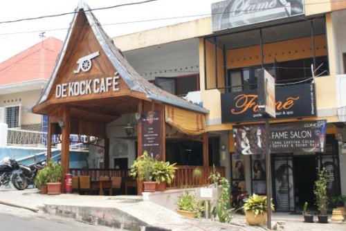 1. De Kock Cafe, 2. Cafe Bening, 3. Hau&rsquo;s Tea, 4. Kopigo, 5. Bukittinggi Coffee &amp; Tea, 6. Kopmil Si Om, 7. Coffee House Jacyga, 8. Ngarai Cafe, 9. Tanjiva Cafe, 10. D&rsquo;Qibi&rsquo;s, Top 10+ Daftar Pilihan Cafe Hits dan Instagenic di Daerah Bukittinggi, Photo Hunter Wajib Merapat!
