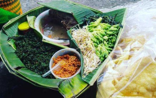 1. Lontong Kupang, 2. Pecel Semanggi, 3. Lontong Balap, 4. Rawon, 5. Almond Crispy, 6. Sate Karak, 7. Sambal Bawang, 8. Rujak Cingur, 9. Nasi Empal, 10. Bebek Goreng, 11. Bebek Goreng Sinjai, 12. Tahu Tek, 13. Bakso Beranak, 14. Nasi Cumi, 15. Pentol, Top 15+ Referensi Makanan Khas Surabaya Yang Enak dan Wajib di Coba, Membuat Air Liurmu Menetes
