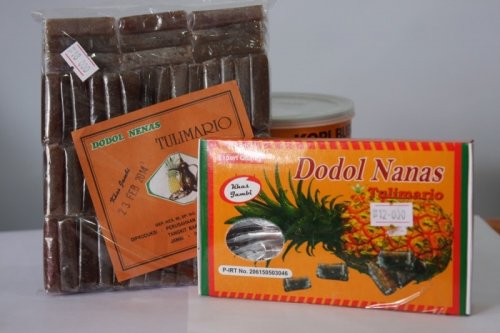 1. Dodol Nanas, 2. Duku Kumpeh, 3. Bolu Kojo, 4. Lempok Durian, 5. Tempoyak, 6. Pempek, 7. Kopi Bubuk Cap AAA, 8. Dodol Kentang, 9. Batik Jambi, 10. Kaos Khas Jambi, 11. Gelamai Perentak, 12. Kue Padamaran, Sebelum Pulang, Yuk Beli 12 Oleh-Oleh Khas Jambi Favorit Wisatawan Ini!