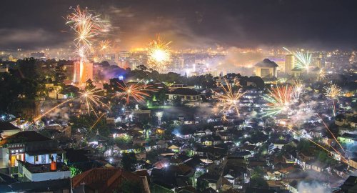 1. Simpang Lima, Semarang, 2. Titik Nol Kilometer, Jogja, 3. Jalan Slamet Riyadi, Solo, 4. Alun-Alun Klaten, 5. Pantai Alam Indah, Tegal, 6. Bukit Tranggulasih, Purwokerto, 7. Stadion Goentoer Darjono, Purbalingga, 8. Sungai Serayu, Banjarnegara, 9. Alun-alun Giri Krida Bakti, Wonogiri, 10. Alun-Alun Purworejo, Perayaan Malam Tahun Baru Paling Meriah di Jawa Tengah, Intip 10 Tempatnya Disini
