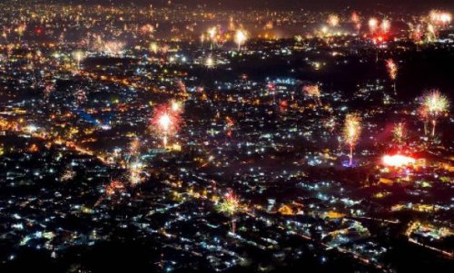 1. Alun-Alun Batu, 2. Jambuluwuk Resort Batu, 3. Balai Kota Among Tani, 4. Amartha Hills &amp; Resort, 5. Batu Night Spectacular (BNS), 6. Gunung Banyak Paralayang, 7. Pupuk Bawang, 8. Golden Tulip Resort , 9. Wisata Payung, 10. Taman Langit, Top 10+ Tempat di Batu Yang Pernah Menyelenggarakan Acara Tahun Baru