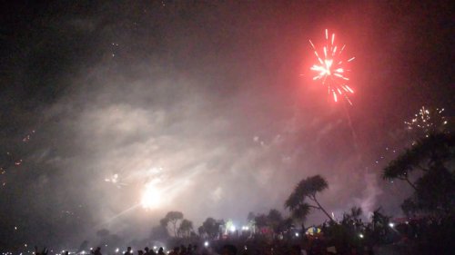 1. Alun-Alun Garut, 2. Kampung Sampireun, 3. Leuweung Oko, 4. Dusun Coffee, 5. Perkebunan Teh Dayeuh Manggung, 6. Gunung Papandayan, Top 6+ Tempat Paling Asyik Untuk Menyaksikan Pesta Kembang Api Tahun Baru di Garut