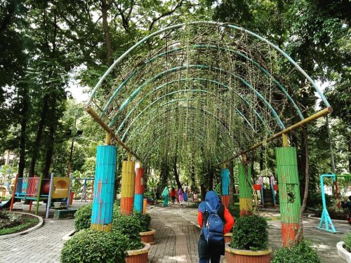 Banyak Keindahan, Denah Lokasi, Daya Tarik, Fasilitas Yang Ada , Rute Menuju Lokasi , Naik Perahu di Taman Prestasi Surabaya