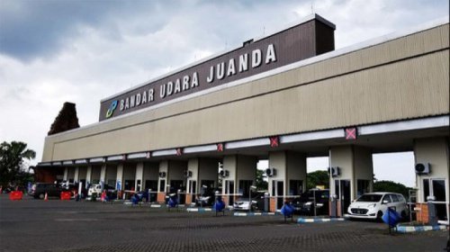 1. Bandar Udara Internasional Juanda Sidoarjo, 2. Bandara Abdul Rachman Saleh Malang, 3. Bandara Blimbingsari Banyuwangi, 4. Bandar Udara Nasional Trunojoyo Sumenep, 5. Bandara Notohadinegoro Jember, 6. Bandara Harun Thohir Gresik, 7. Pangakalan Udara Iswahyudi Magetan, 8. Heliport Surya Air PT. Gudang Garam.Tbk Kediri, 9. Lapangan Terbang Blambangan, 10. Lapangan Terbang Darmo, Ini Dia 10 Bandar Udara Yang Ada di Jawa Timur