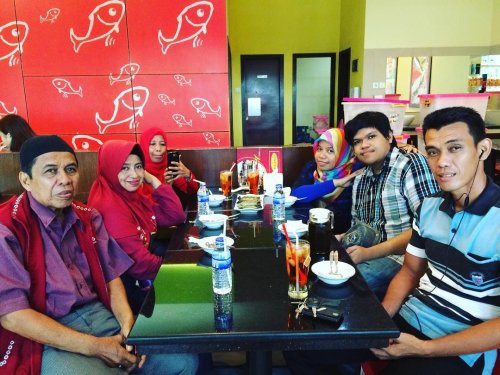 1. Pempek Selamat, 2. Pondok Kelapo, 3. RM Pak H.Munir, 4. RM Wong Djogja, 5. Roemah Kebun, 6. Aroma Cempaka, 7. Samwon Express, 8. Sushi Marru, 9. Kedai Om Roy, 10. Pondok Pindang Sarinande, Ini Dia 10 Daftar Rekomendasi Tempat Makan Enak di Wilayah Jambi Yang Bagus dan Murah