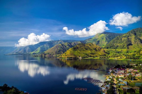 1. Danau Toba, 2. Merci Barn, 3. Danau Linting, 4. Rahmat International Wildlife Museum &amp; Gallery, 5. The L.Co Coffee, 6. Purezza Caf&eacute;, 7. Habitat Coffee, 8. Roemah Kopi WakNoer, 9. Adimulia Hotel, 10. Karibia Boutique Hotel, Top 10+ Tempat Foto Instagramable di Daerah Medan Yang Cocok Untuk Menemani Liburanmu!