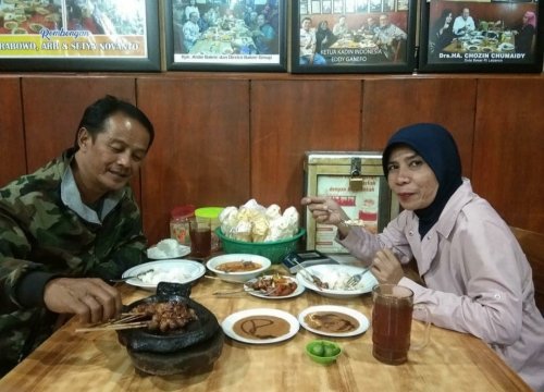 1. Warung Sate M. Harris, 2. Sate Tegal Marem, 3. Hadori Satay Pusat, 4. Sate Kambing Pak Mino, 5. Sate Dan Gule Kambing Leman&rsquo;s, 6. Warung Sate Sidareja Pak Gino, 7. Sate DJ, 8. Sate Maulana Yusuf, 9. Waroeng Sate Kardjan, 10. Sate Pak Darmo, Top 10+ Rekomendasi Warung Sate Kambing Enak di Bandung, Ada Langganan Presiden Jokowi Loh!