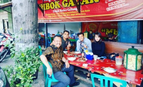 Dibalik Penamaan, Lokasi Warung , Menu Makanan, Harga Menu , Rahasia Kelezatan, Langganan Pejabat Negara, Tips Makan , Sate Kambing Mbok Galak di Solo, Langganan Pejabat Negara