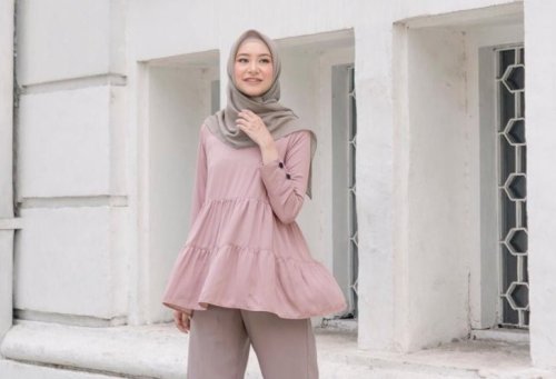 1. Abu-Abu, 2. Cokelat Tua, 3. Biru Muda, 4. Ungu Muda, 5. Light Pink, 6. Merah Burgundy, 7. Hitam, 8. Krem, 9. Putih, 10. Motif, Perpaduan Cantik Baju Dusty Pink Dengan Jilbab