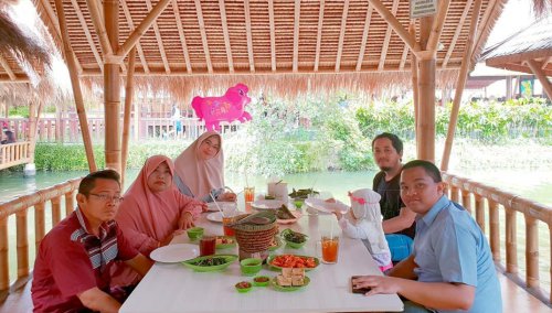 1. Mang Engking, 2. Waroeng SS , 3. Pondok Laras, 4. Soto Bu Tjondro, 5. Daebak Fan Cafe, 6. Saung Talaga, 7. Waroeng Steak and Shake, 8. Warung Pasta, 9. Milan Pizzeria Cafe , 10. Mang Kabayan, Top 10+ Tempat Buka Puasa Bersama Keluarga di Wilayah Depok Yang Murah dan Enak, Simak Referensi Ini