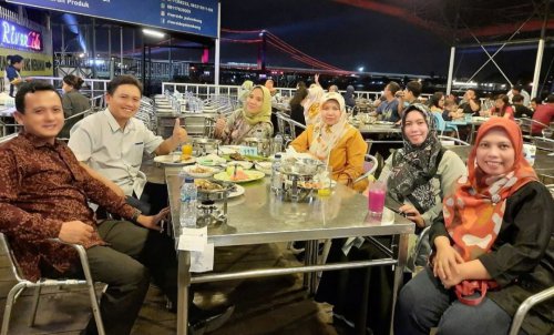 1. River Side Restaurant, 2. Kedai TOKOPI Pai Li Bang, 3. Kedai Tiga Nyonya, 4. Uncle K, 5. Rumah Makan Sri Melayu, 6. Pindang Meranjat Bu Ucha, 7. Tamken Resto &amp; Cafe, 8. Kampung Kecil, 9. RM Pondok Kelapo, 10. Bakso Granat Mas Aziz, Top 10+ Tempat Buka Puasa di Palembang Untuk Keluarga Yang Enak dan Murah, Simak Rekomendasi Ini!