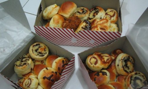 1. Jumbo (Jumpa Bogor), 2. Macaroni Panggang, 3. Lapis Bogor Sangkuriang, 4. Bogor Coklat, 5. Bogor Raincake, 6. Roti Unyil Venus, 7. Kandang Unchal, 8. Soes Merdeka, 9. Batik Tradisiku, 10. Klappertaart Huize &amp; Resto, Mau ke Bogor? Jangan Lupa Kunjungi 10 Toko Oleh-Oleh Ini ya!