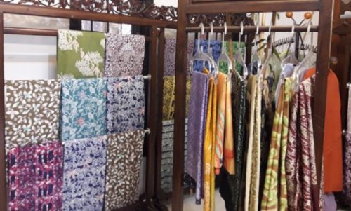 1. Grosir Kain Kiloan , 2. Fancy Textile, 3. Sama Subur Textile, 4. Aneka Textile , 5. Bali Textile, 6. Metro Cikarang Textile, 7. J_shi Textile, 8. Rumah Kain Sasesha, 9. Milan Textile , 10. Bahan Kiloan &ldquo;Bu Nini&rdquo;, Top 10+ Rekomendasi Toko Kain di Wilayah Bekasi Berserta Alamat dan Nomor Telponnya, Mana Yang Terbesar?
