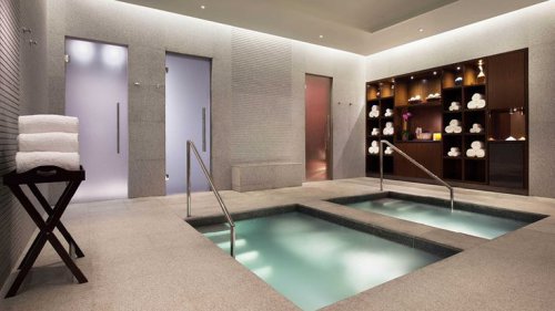 1. Fairmont Senayan, 2. Merlynn Park Hotel, 3. Manhattan Hotel, 4. Kuretakeso Kemang, 5. Millennium Hotel, 6. Mulia Senayan, 7. Kempinski Hotel Indonesia, 8. Ritz Carlton Pacific Place, 9. The Dharmawangsa, 10. The Westin, Daftar Hotel Dengan Fasilitas Jacuzzi di Jakarta Harga Mulai Rp700.000, Manakah Pilihanmu Untuk Staycation?