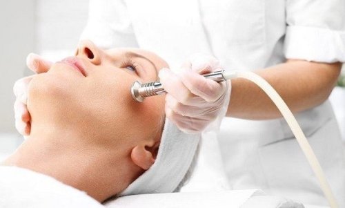 1. Praktek dr. Grace Kapanthouw, Sp.KK, 2. Praktek dr. Ferra Olivia Mawu, Sp.KK MMed, 3. Esther Aesthetic Clinic, 4. Natasha Skin Clinic Center, 5. Apotek Rapha, 6. Erha Clinic, 7. Kristie Aesthetic Clinic, 8. Ekles Clinic, 9. Yubina Aesthetic Center, 10. Praktek dr. Aryani Aji, SpKK, Wajah Penuh Jerawat, Yuk Periksakan Ke Dokter Spesialis Kulit Terdekat dan Terbaik di Manado Berikut Ini