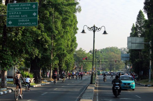 Alun-Alun Bandung untuk Keluarga: Rute Stroller, Spot Rumput Sintetis, dan Tips Datang Pagi