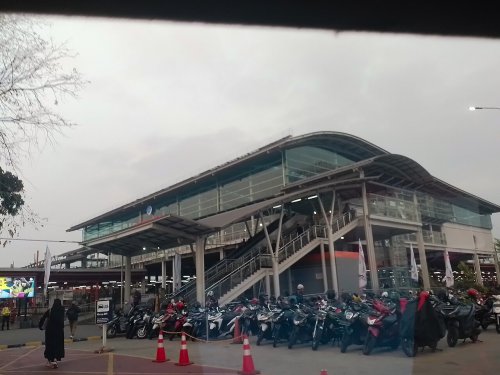 Parkir Stasiun Bekasi 24 Jam: Pilihan Aman, Tarif, dan Rute Jalan Kaki ke Peron