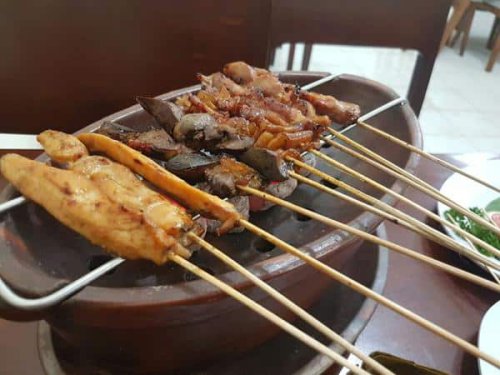 1. Sate Ayam Lisidu, 2. Sop Buntut Gelora Pancasila, 3. Soto Madura Wawan, 4. Sego Sambel Mak Yeye, 5. Bubur Ayam Mang Dudung, 6. Pecel Ambulance Bu Hana, 7. Padin Bu Achmad Dewi, 8. Nasi Bali Pengampon, 9. Nasi Cumi Waspada, 10. Pecel Rawon Pucang, 11. Yung Ho, Top 11+ Kuliner Malam di Surabaya yang Paling Recommended