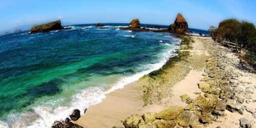 1. Pantai Papuma, Jember, 2. Pantai Popoh, Tulungagung, 3. Pantai Pelang, Trenggalek, 4. Pulau Bawean, Gresik, 5. Gili Labak, Madura, 6. Pantai Plengkung (G Land), Banyuwangi, 7. Pantai Pulau Merah, Banyuwangi, 8. Pantai Pulau Sempu, Malang, 9. Pantai Tambakrejo, Blitar, 10. Pantai Klayar, Pacitan, Yuk Kunjungi 10 Pantai Terindah di Jawa Timur Ini