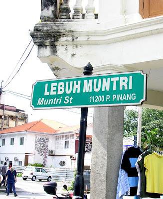 1. Penang Hill, 2. Lebuh Muntri, 3. Pinang Peranakan Mansion, 4. Penang Bridge, 5. Batu Ferringhi, 6. Tanjung Bungah, 7. Sri Mahamariamman Temple, 8. Kek Lok Si Temple, 9. Penang Toy Museum, 10. Fort Cornwallis, Top 10+ Tempat Wisata di Penang yang Harus Disinggahi
