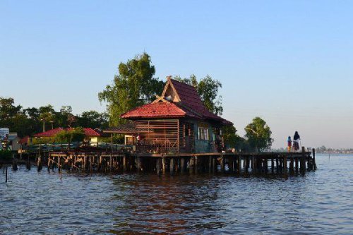 1. Pulau Kembang, 2. Pasar Terapung, 3. Masjid Raya Sabilal Muhtadin, 4. Taman Siring Sungai Martapura, 5. Taman Maskot, 6. Jembatan Barito, 7. Pasar Intan Cahaya Bumi Selamat, 8. Masjid Sultan Suriansyah, 9. Kampung Sasirangan, 10. Museum Wasaka, 11. Pantai Joras, 12. Pulau Birah-birahan, 13.&nbsp;Pulau Samber Gelap, 14.&nbsp;Danau Biru Pengaron, 15. Puncak Bukit Lebak Naga, Top 10+ Tempat Wisata di Banjarmasin yang Wajib untuk Disinggahi