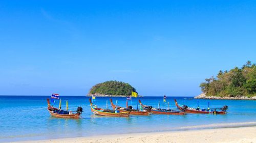 Pantai Hai Harn, Pantai Patong, Pantai Kata, Phi-Phi Island, Karon View Point, Bangla Road, Wat Chalong, Big Buddha, Phuket Weekend Market, Kota Tua Phuket, Top 10+ Tempat Wisata di Phuket yang Wajib Disinggahi