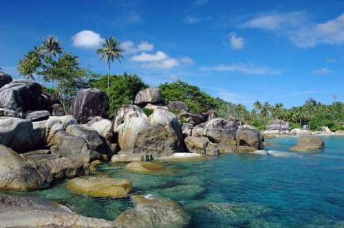 1. Pantai Tanjung Tinggi, 2. Museum Kata Andrea Hirata, 3. Pantai Burung Mandi, 4. Gunung Menumbing, 5. Pantai Tanjung Kelayang, 6. Pantai Parai Tenggiri, 7. Pulau Memperak, 8. Pantai Punai, 9. Pulau Lengkuas, 10. Pulau Pasir, Top 10+ Tempat Wisata di Belitung yang Wajib Dikunjungi