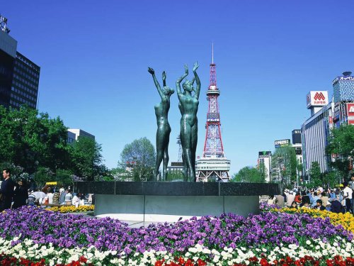 1. Taman Odori, 2. Otaru Canal, 3. Kebun Binatang Asahiyama, 4. Shirogane Blue Pond, 5. Sapporo JR Tower, 6. Kanemori Red Brick Warehouse, 7. Sapporo Beer Museum, 8. Sapporo Clock Tower, 9. Menara TV Sapporo, 10. Ōnuma Quasi, 11. Goryokaku, 12. Jigokudani, 13. Shikisai No Oka, 14. Maruyama Park, 15. Farm Tomita, Top 10+ Tempat Wisata di Hokkaido yang Wajib Dikunjungi
