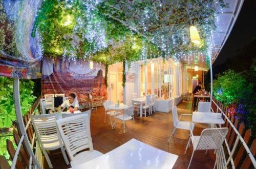 1. Grand Canyon Cafe &amp; Resto, 2. Djati Lounge, 3. Pupuk Bawang Cafe &amp; Dining, 4. Madam Wang Secret Garden, 5. 8 Oz Coffee Studio, 6. Akalpa Cafe, 7. Golden Heritage Koffie, 8. Javanine Resto, 9. Java Dancer Coffee, 10. Alice Tea Room, 11. Coklat Klasik, 12. Campfire Outdoor Cuisine, 13. Volks Waffle Streatery, 14. Rumah Opa Kitchen and Lounge, 15. Skyroom, Top 15+ Tempat Nongkrong di Malang yang Asyik dan Murah