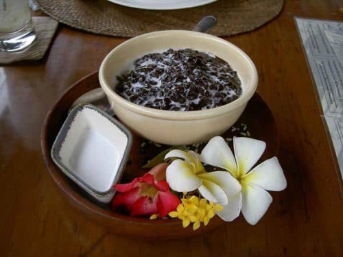 1. Bubur Injin, 2. Rujak Kuah Pindang, 3. Jaje Laklak, 4. Bagiak, 5. Godoh Gedang, 6. Pie Susu, 7. Jaje Sumping, 8. Rujak Bulung, 9. Jaje Pisang Rai, 10. Jaje Batun Bedil, Top 10+ Jajanan Khas Bali yang Siap Membuat Lidah Bergoyang